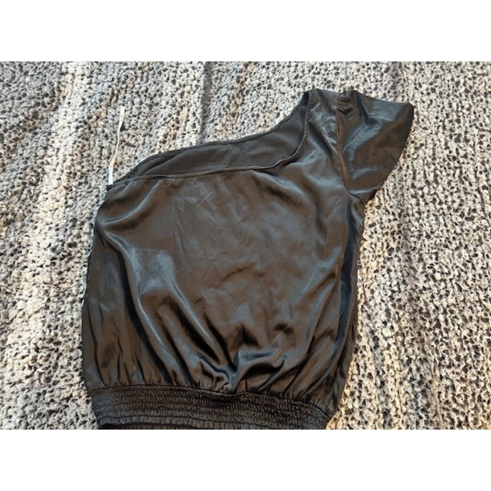 Women's Guess Black Satin One Off The Shoulder Short Sleeve Blouse Top Size L - Picture 2 of 3